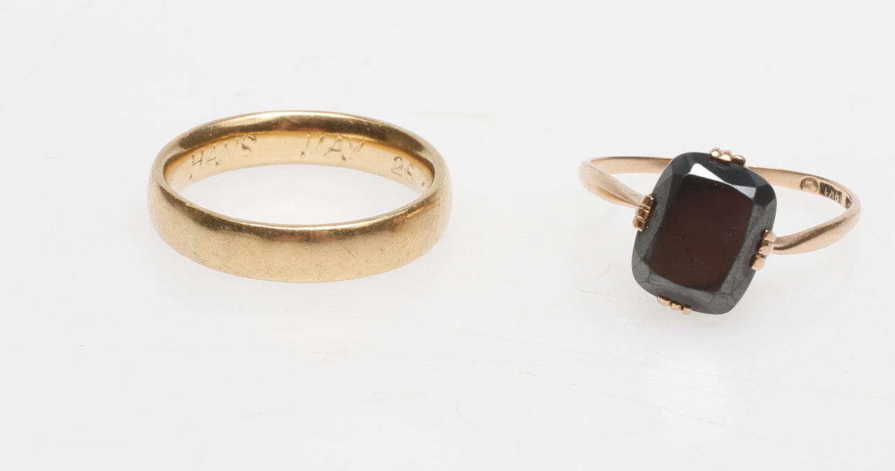 RINGAR, 2 st, 18k guld, total vikt ca 8,6 gr.