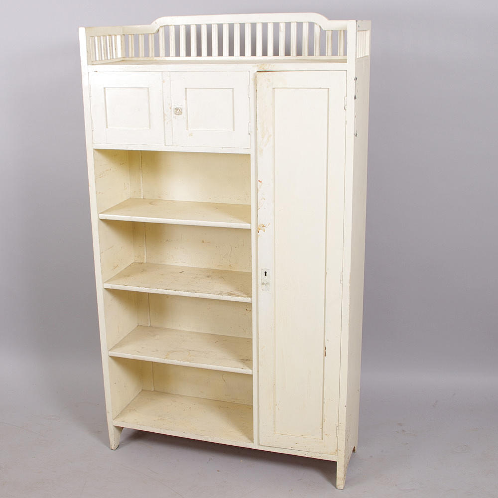 SKÅP, vitmålat, tidigt 1900-tal.