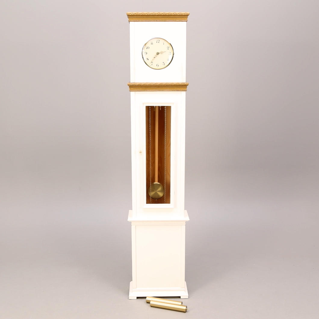 GOLVUR, vitmålat träfodral med bronserade detaljer. 1900-tal.