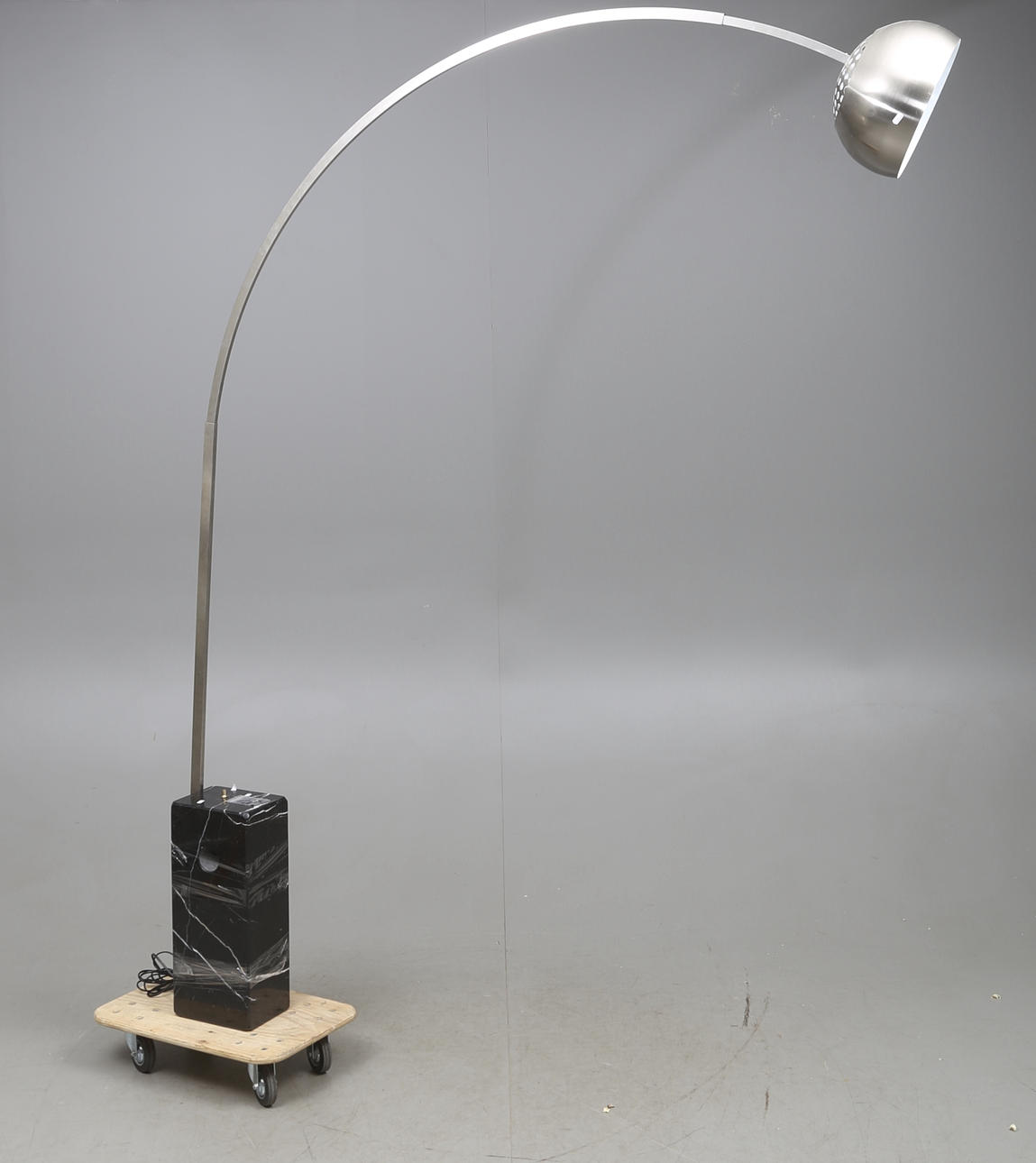 GOLVLAMPA, troligen Italien, 1900-tal.