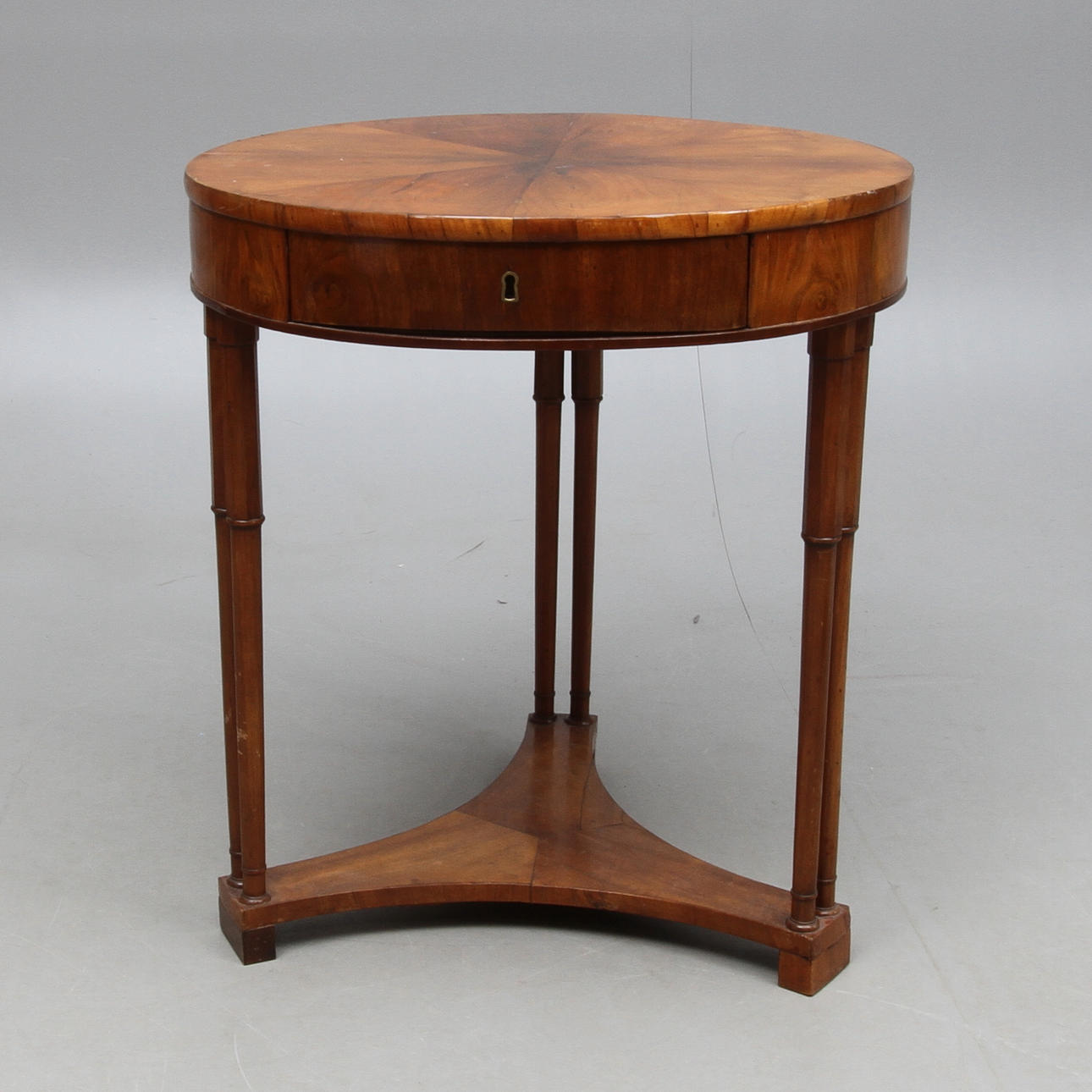 BORD med låda i sargen, 1800-talets första hälft.