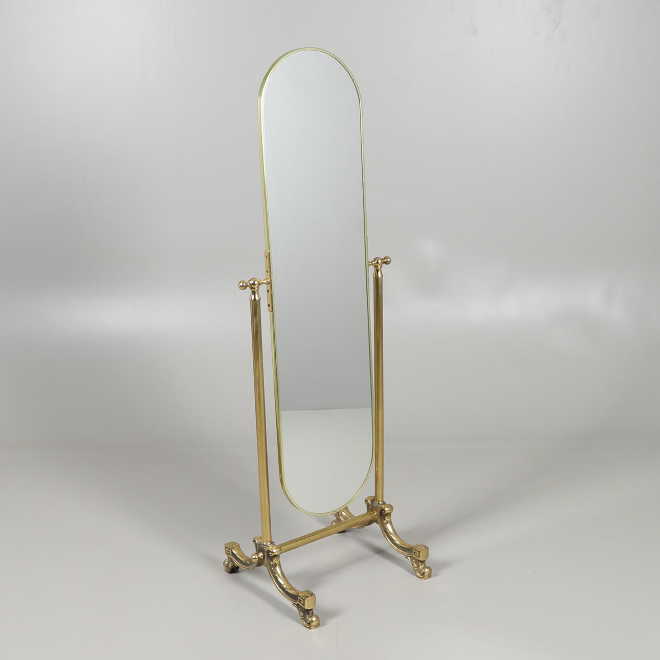 EIN SCHWINGENSPIEGEL AUS MESSING.