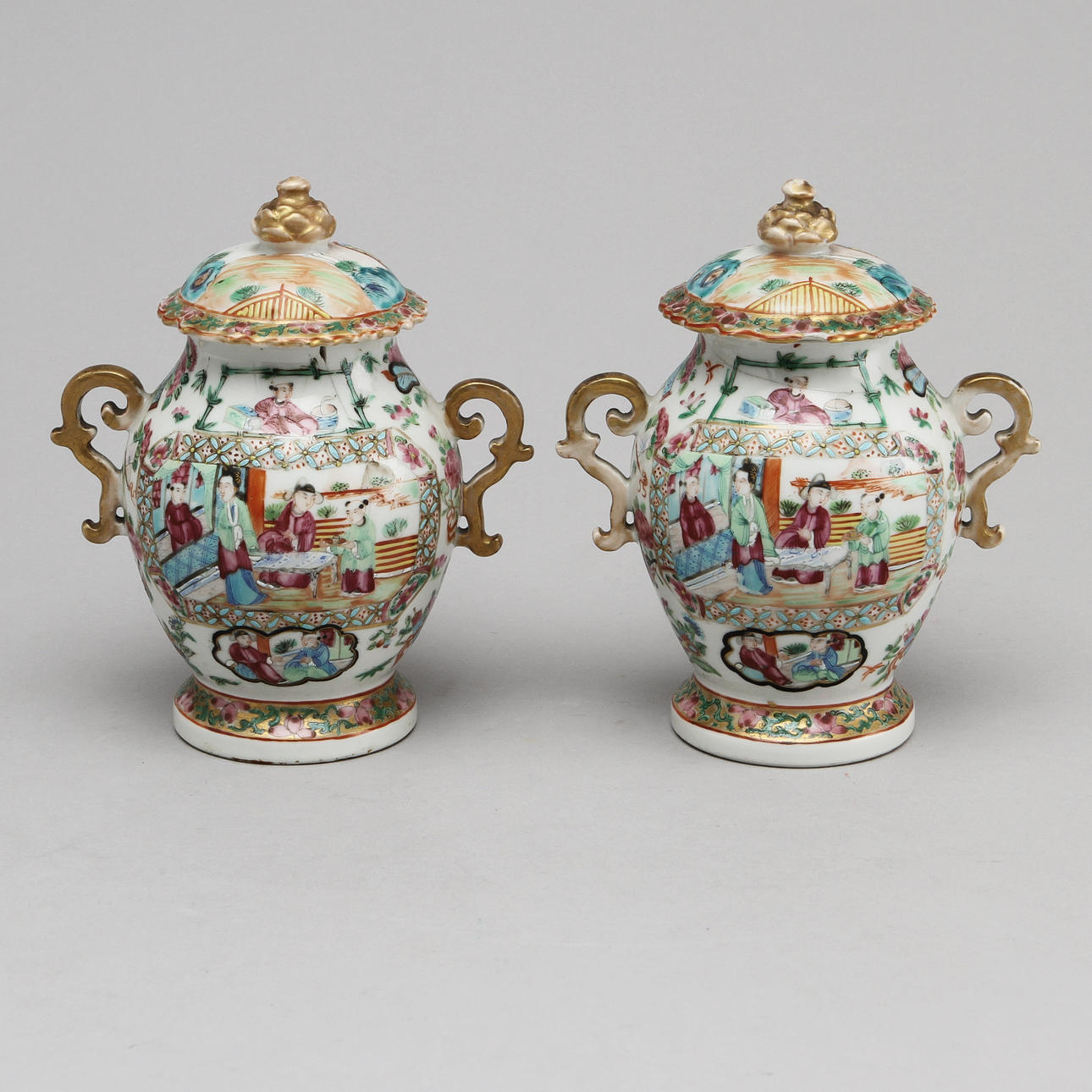 LOCKURNOR, ett par, porslin, Kina, Kanton, 1800-tal.