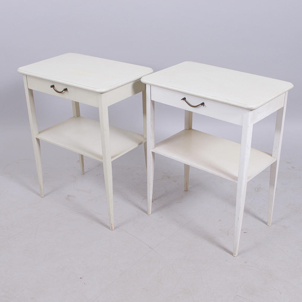 SÄNGBORD, 1 par, gråmålade, 1900-talets andra hälft.