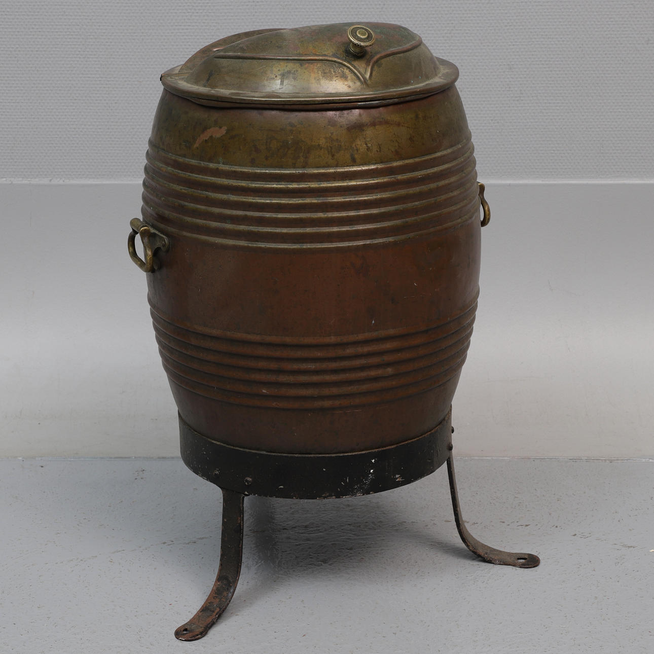 KOPPARTUNNA, uppfällbart lock och benställning, 1800-tal.