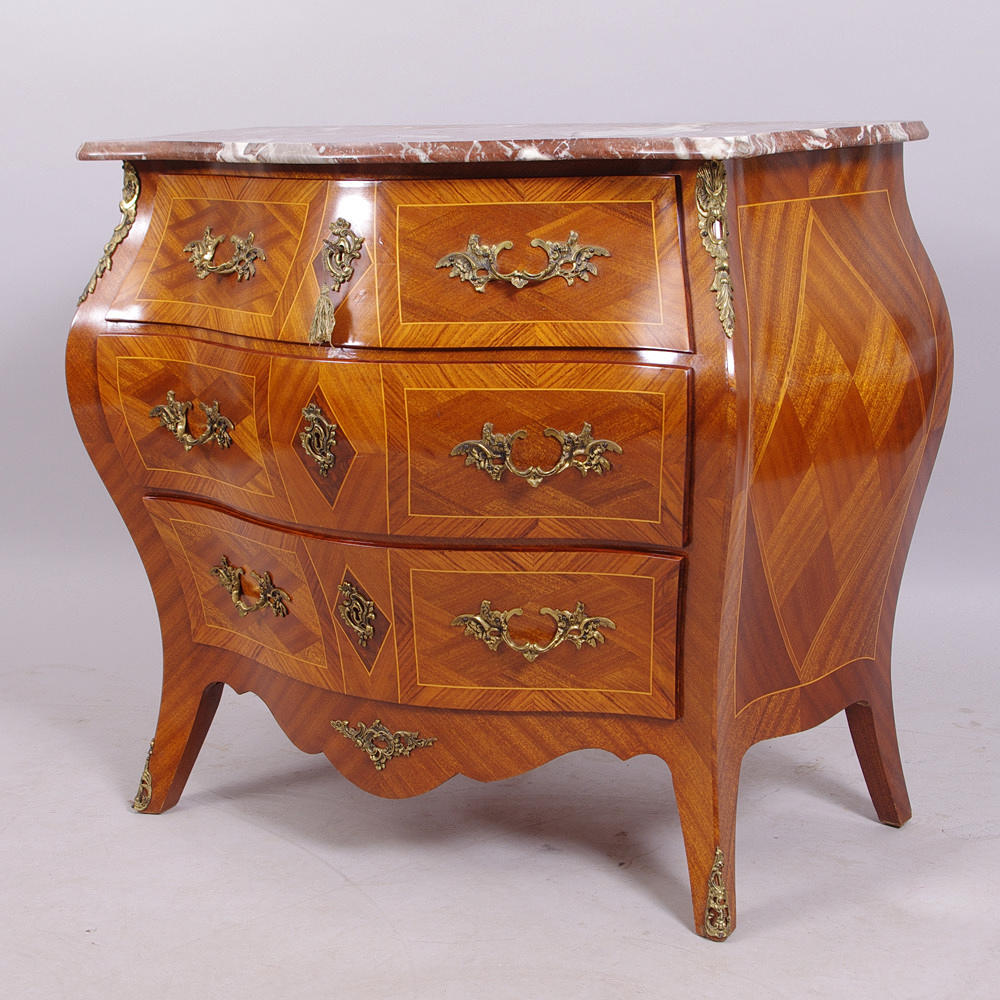 BYRÅ, 3-lådig, mahogny med intarsia/bronser, rokokostil.