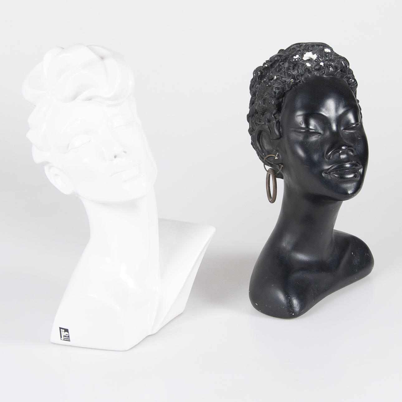 BUSTIT, 2 kpl, keramiikka ja kipsi, yksi JIE.