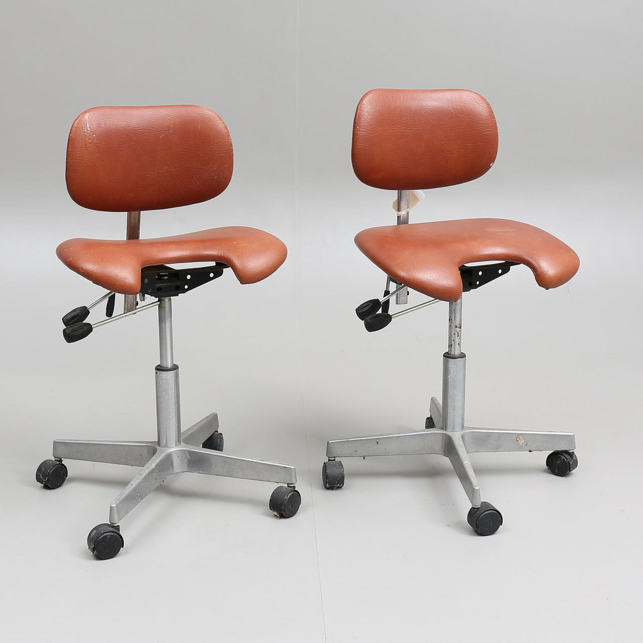 LÄKARSTOLAR, ett par, Vela, Danmark, 1900-talets andra hälft.