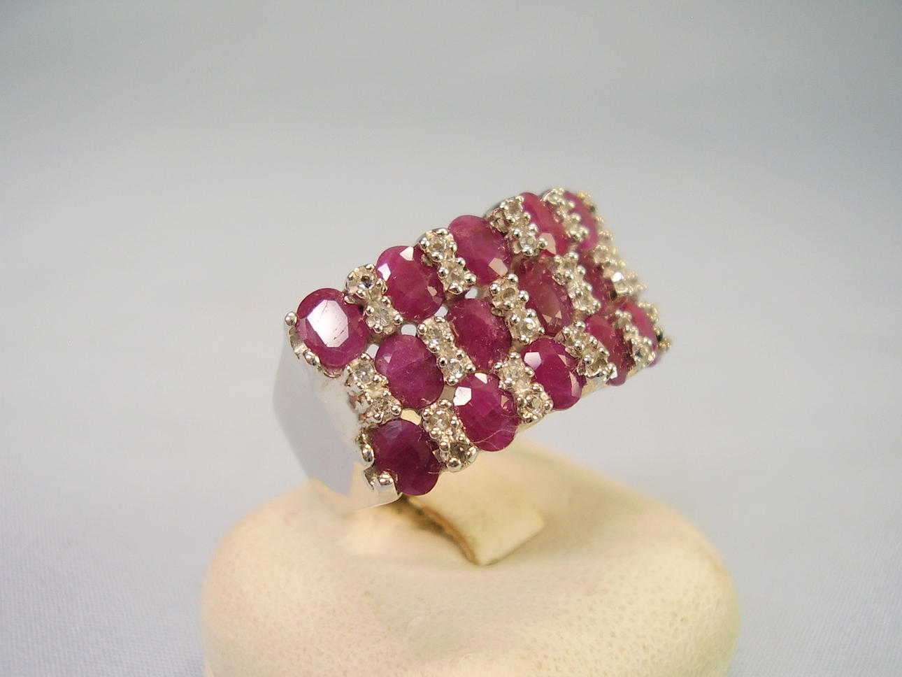 RUBY - VIT TOPAZ RING, Harry Ivens, silver signerad.