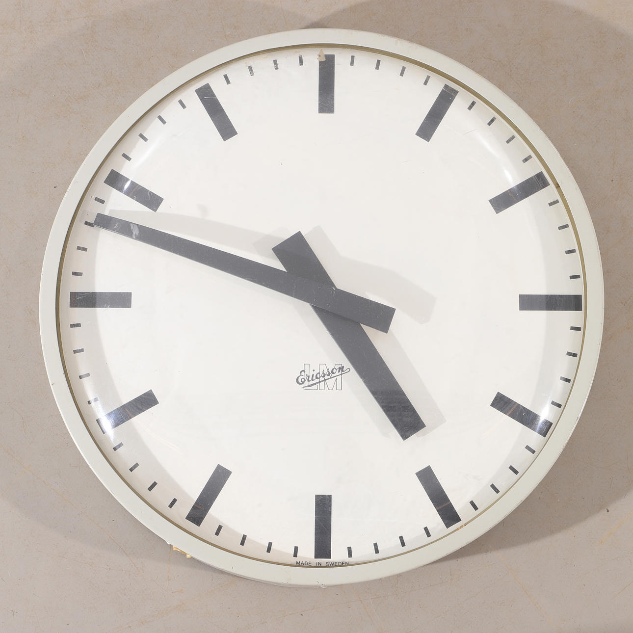 VÄGGUR, lackerad metall/plast, LM Ericsson.