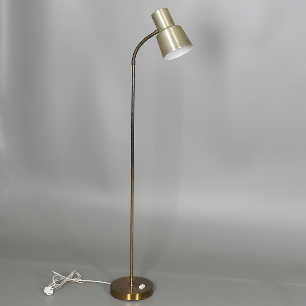 GOLVLAMPA i gulmetall, 1900-talets senare hälft.