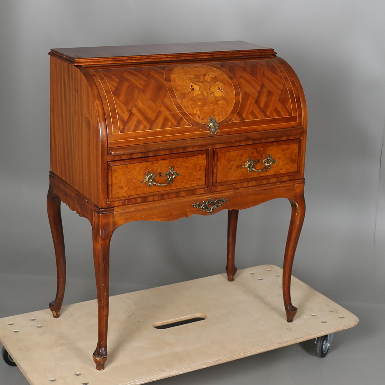 SEKRETÄR i rokokostil, intarsia dekor av rosor, 1900-talets andra hälft.