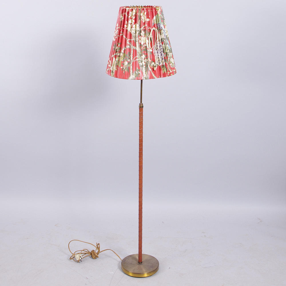 GOLVLAMPA, mässing/skinnklädd.