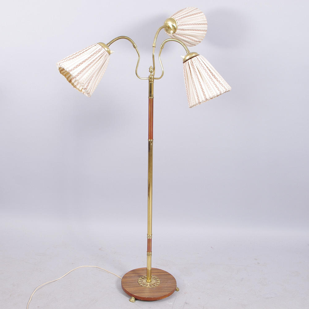 GOLVLAMPA, 3-armad, mässing/trä, 1900-talets mitt.