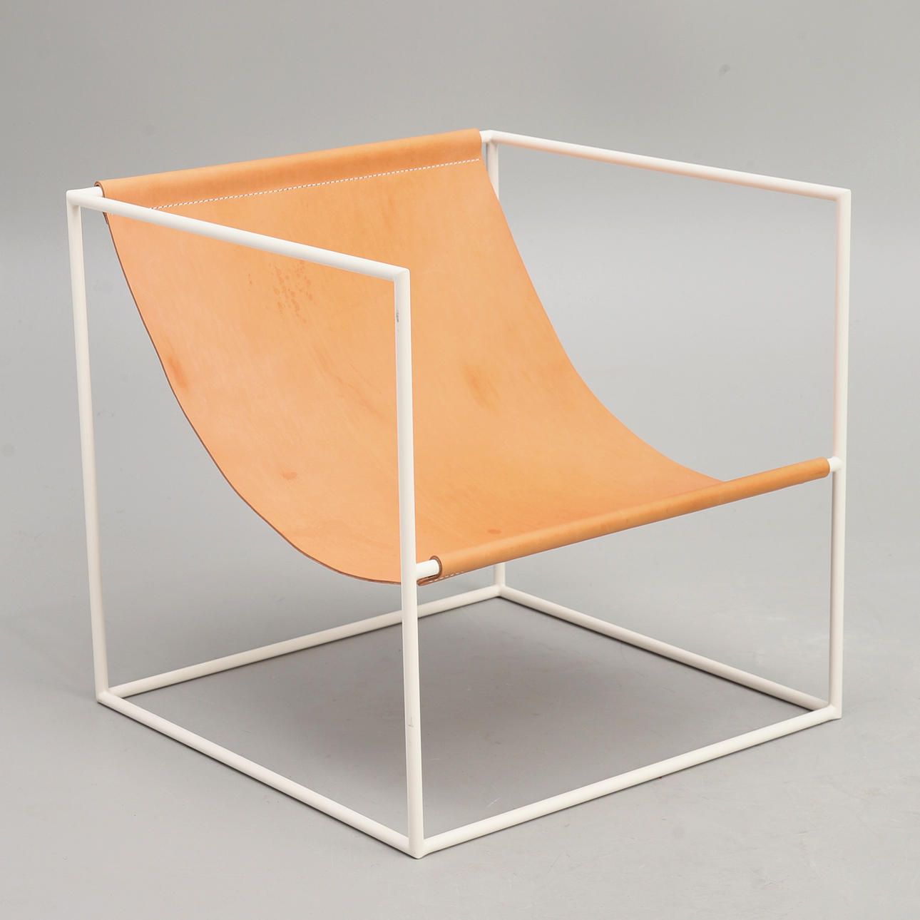 FÅTÖLJ, vitlackerat stålrör med läderklädsel, samtida design.