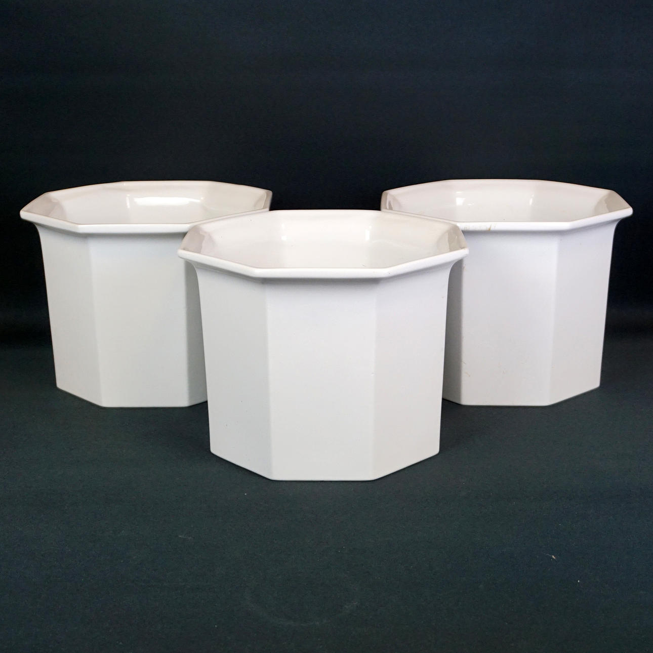 KARIN BJÖRQUIST, Ytterfoder, "Oktavius", 3 st, porslin, Gustavsberg.