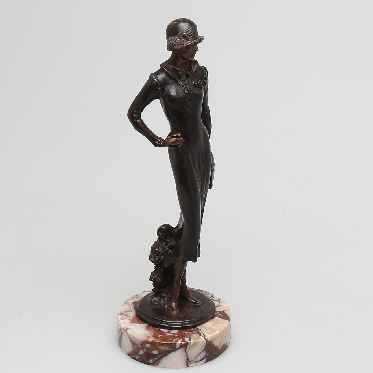 SKULPTUR i brons, dam, signerad F. Preiss.