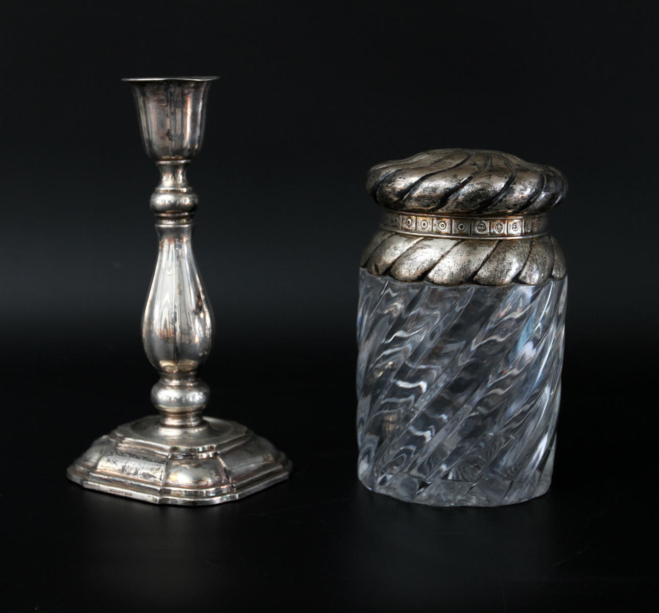 SILVER, 2 delar, ljusstake samt glasburk med silverlock.