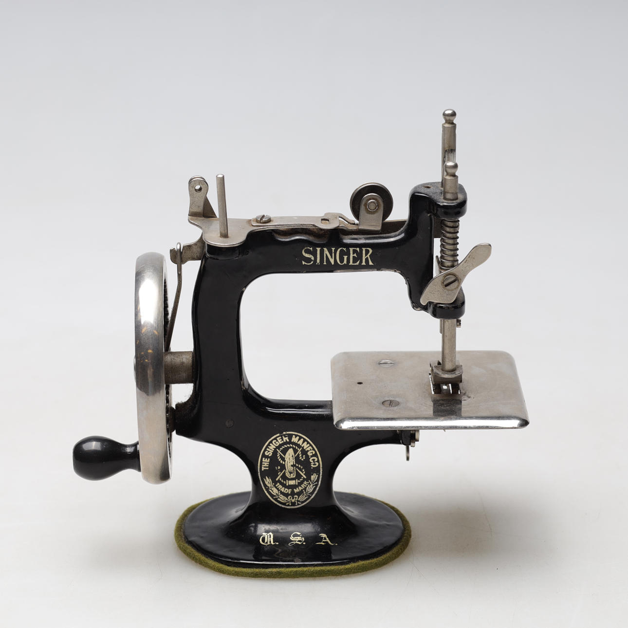 SEWING MACHINE, Singer, miniature model, early 20th century.