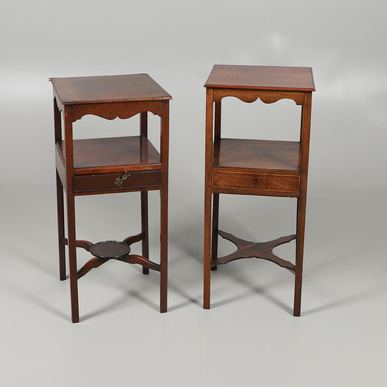 ETT NÄRA PAR MAHOGNY STÅR.