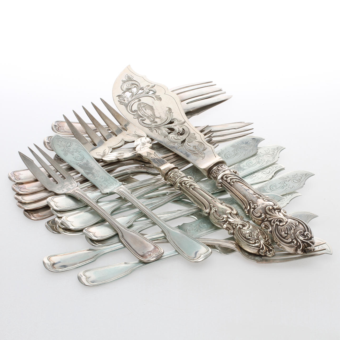 FISKBESTICK 24 delar silver Julius Herz Tyskland samt SERVERINGSBESTICK 2 delar nysilver, 1900-tal.