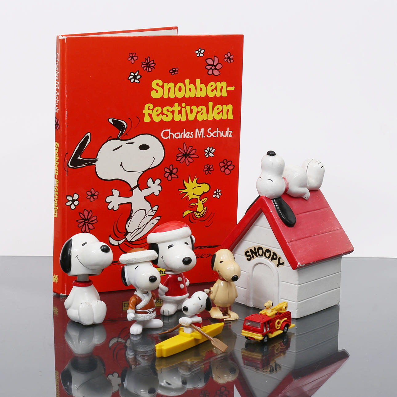 SNOBBEN / SNOOPY, 8 föremål, album, leksaker.
