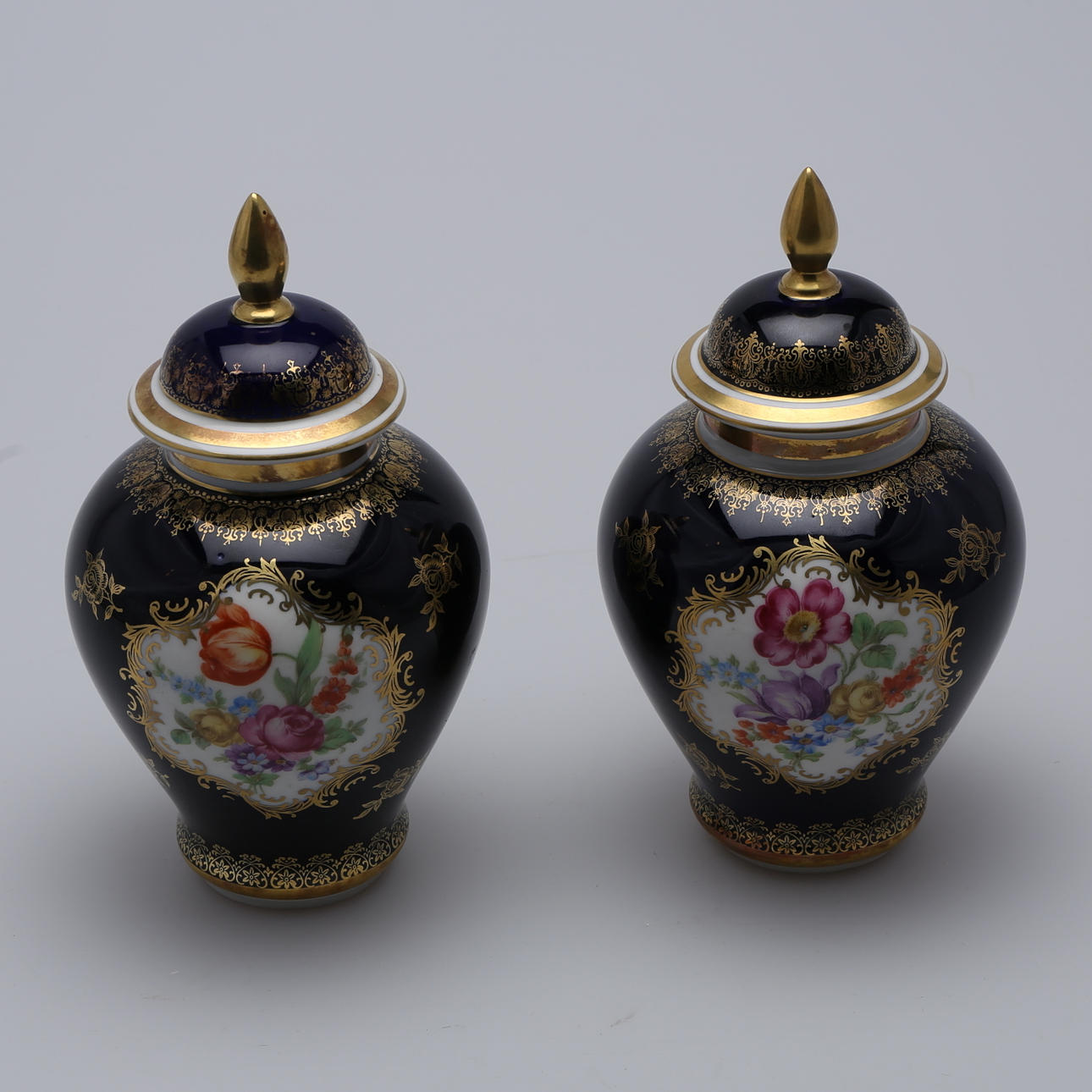 URNOR, 2 st, porslin, Tyskland, Bavaria Schumann Arzberg, 1900-talets senare hälft.