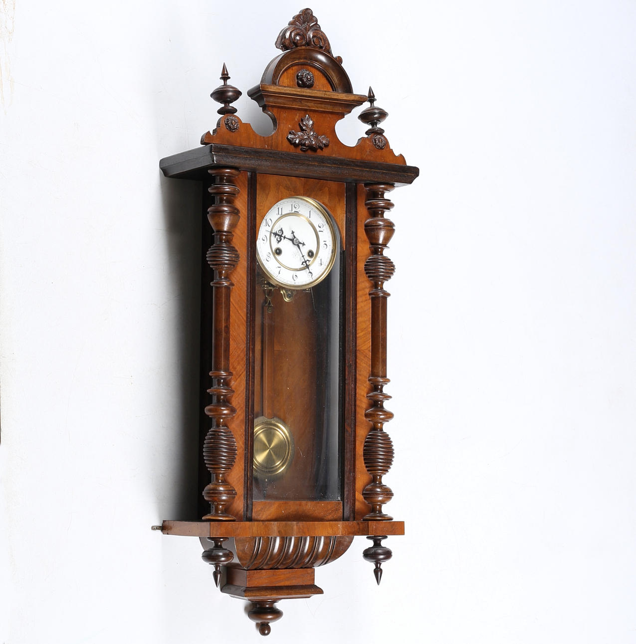 WALL CLOCK, Junghans, case veneered with walnut, partly turned decoration and molded plastic decoration. New Renaissance, around the year 1900.
