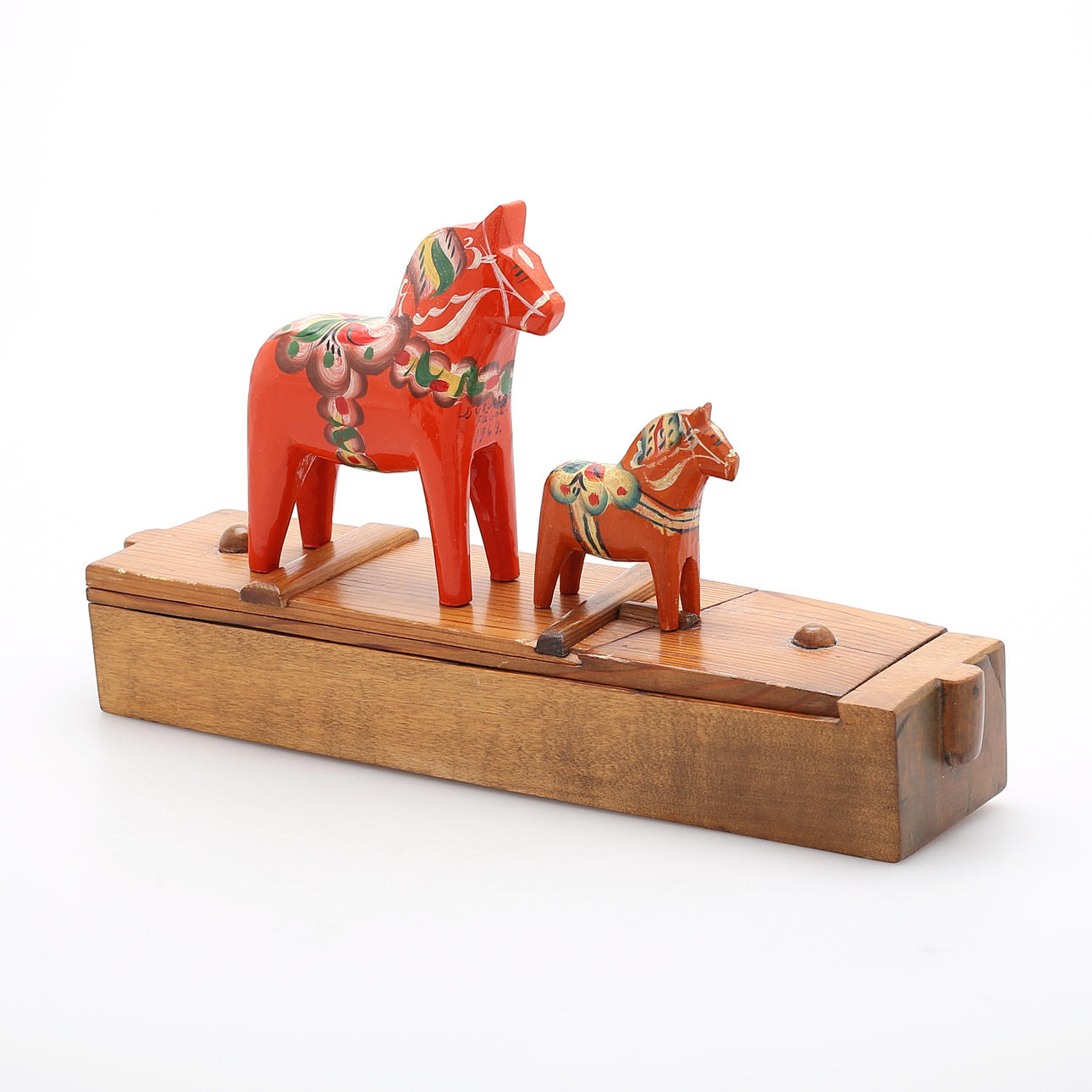 SHAVING BOX, DALARHÄSTAR, 4 parts.