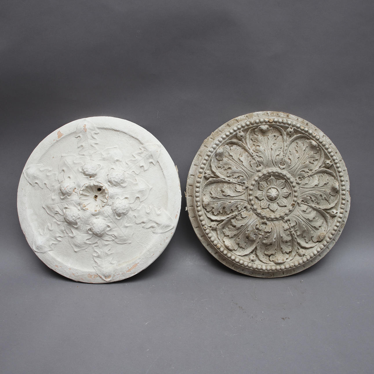 TAKROSETTER, 2 st gips och papier maché.