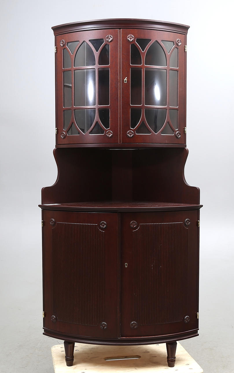 HÖRNSKÅP, gustavianskt stil, 1900-tal.