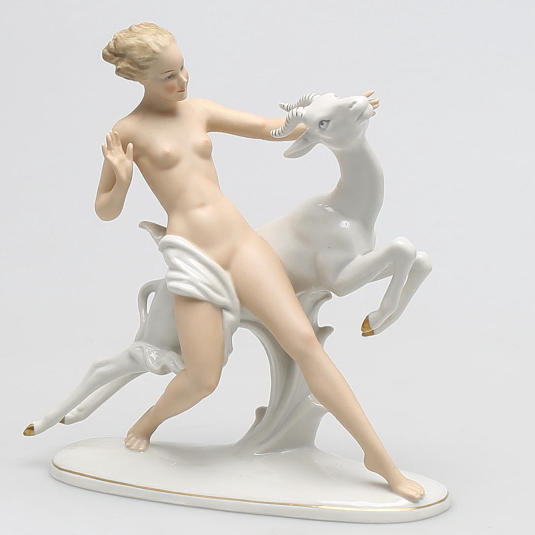 FIGURIN i porslin, Naken kvinna med hjort, Wallendorf, Märkt W 1764, Germany.