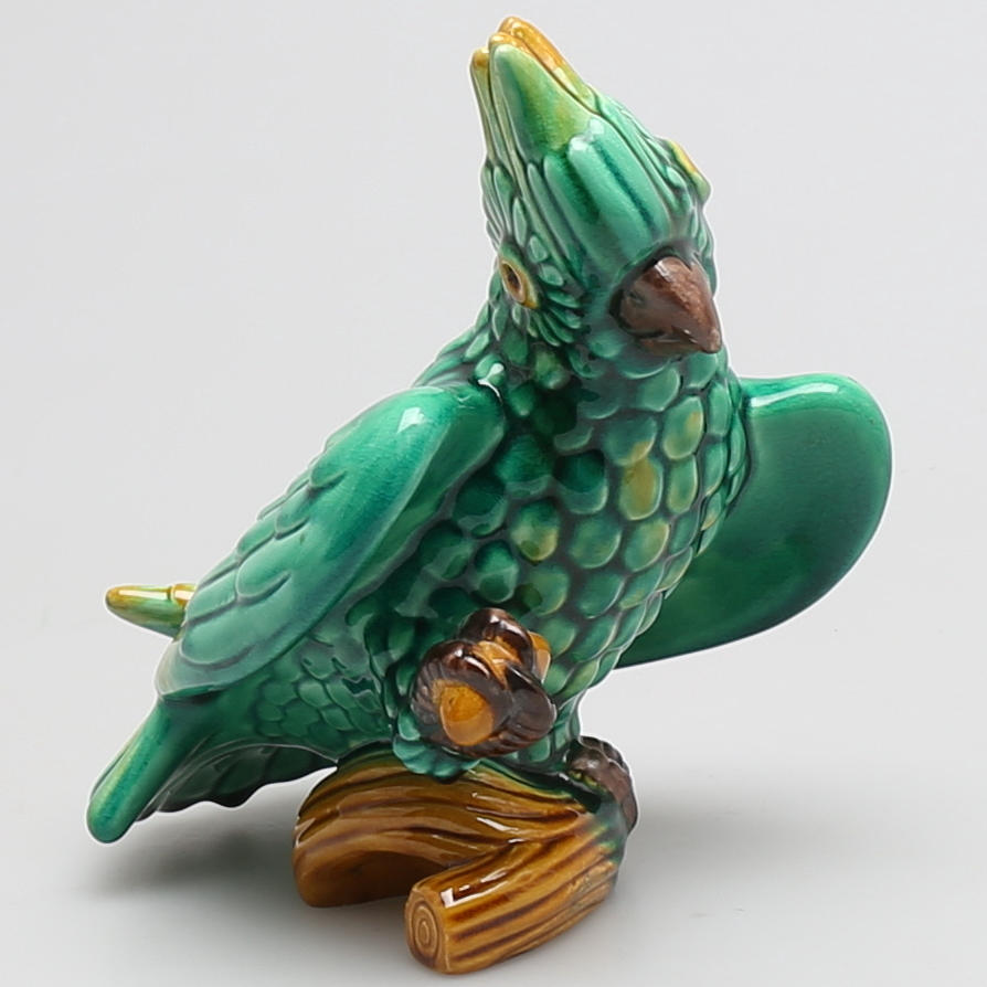 GUNNAR NYLUND. Figurin i stengods i gröngul glasyr, Papegoja, märkt Rörstrand, Sweden, G N.
