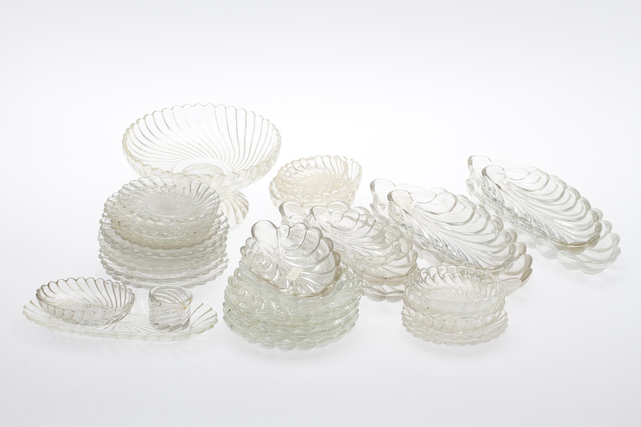 PARTI PRESSGLAS, ca 33 delar, bl.a. turbinmönster, 1800-1900-tal.