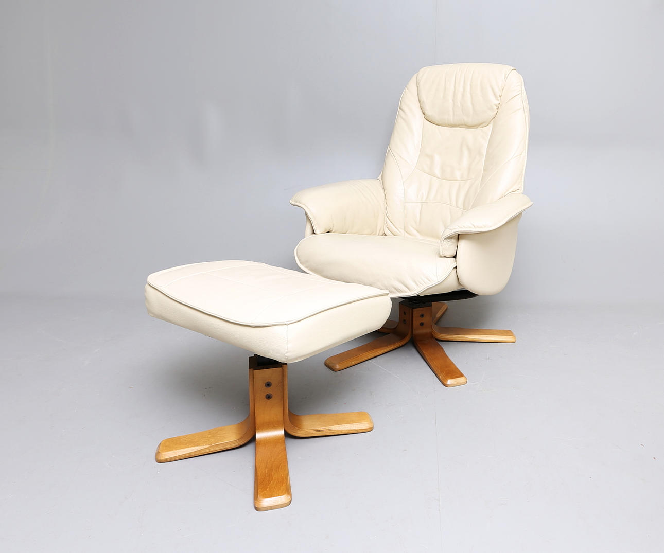 FÅTÖLJ samt FOTPALL, Hjort Knudsen.