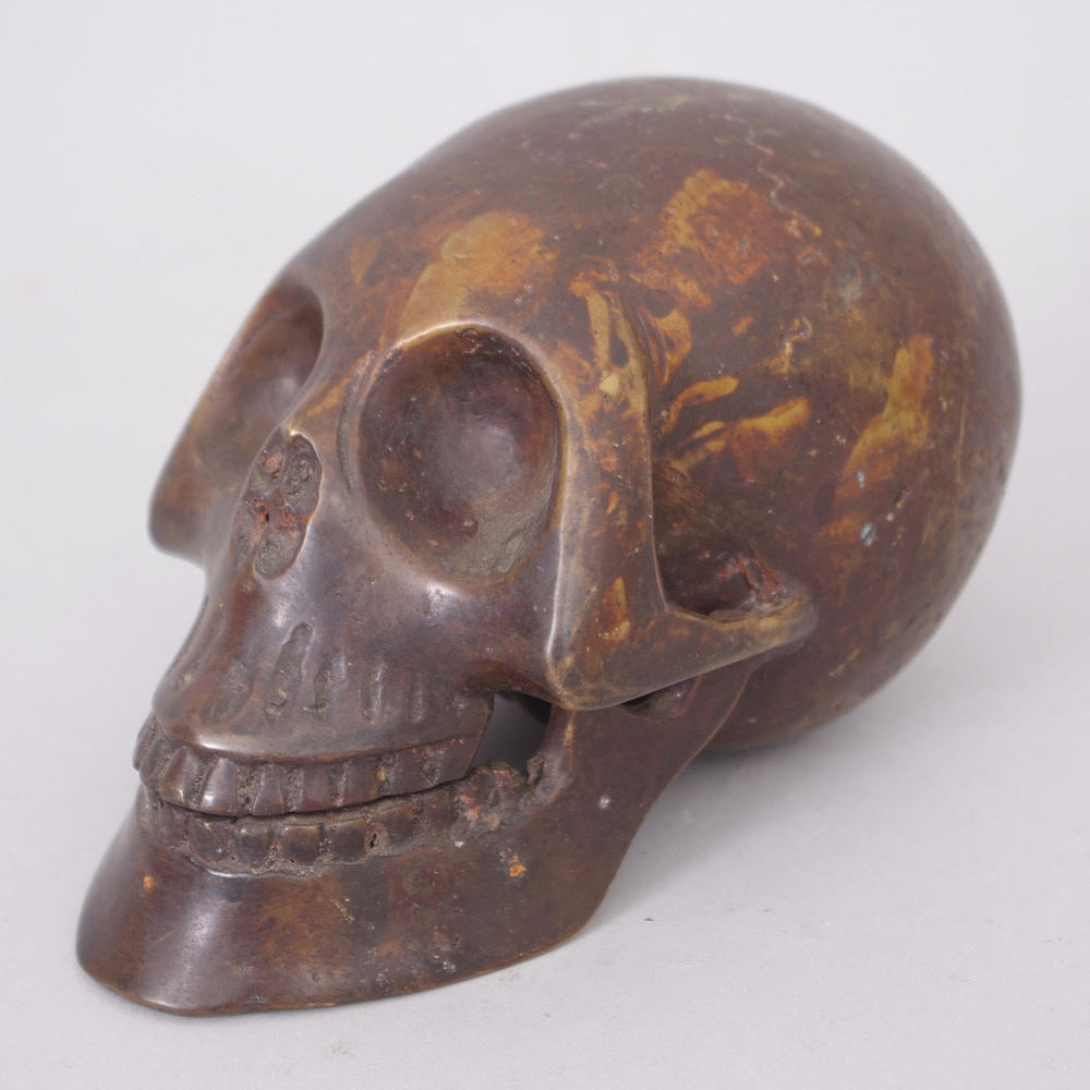 SKULPTUR, kranium, patinerad brons, samtida.