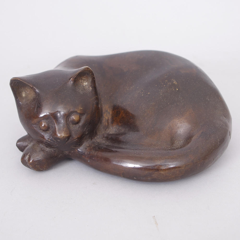 SKULPTUR, liggande katt, patinerad brons, samtida.