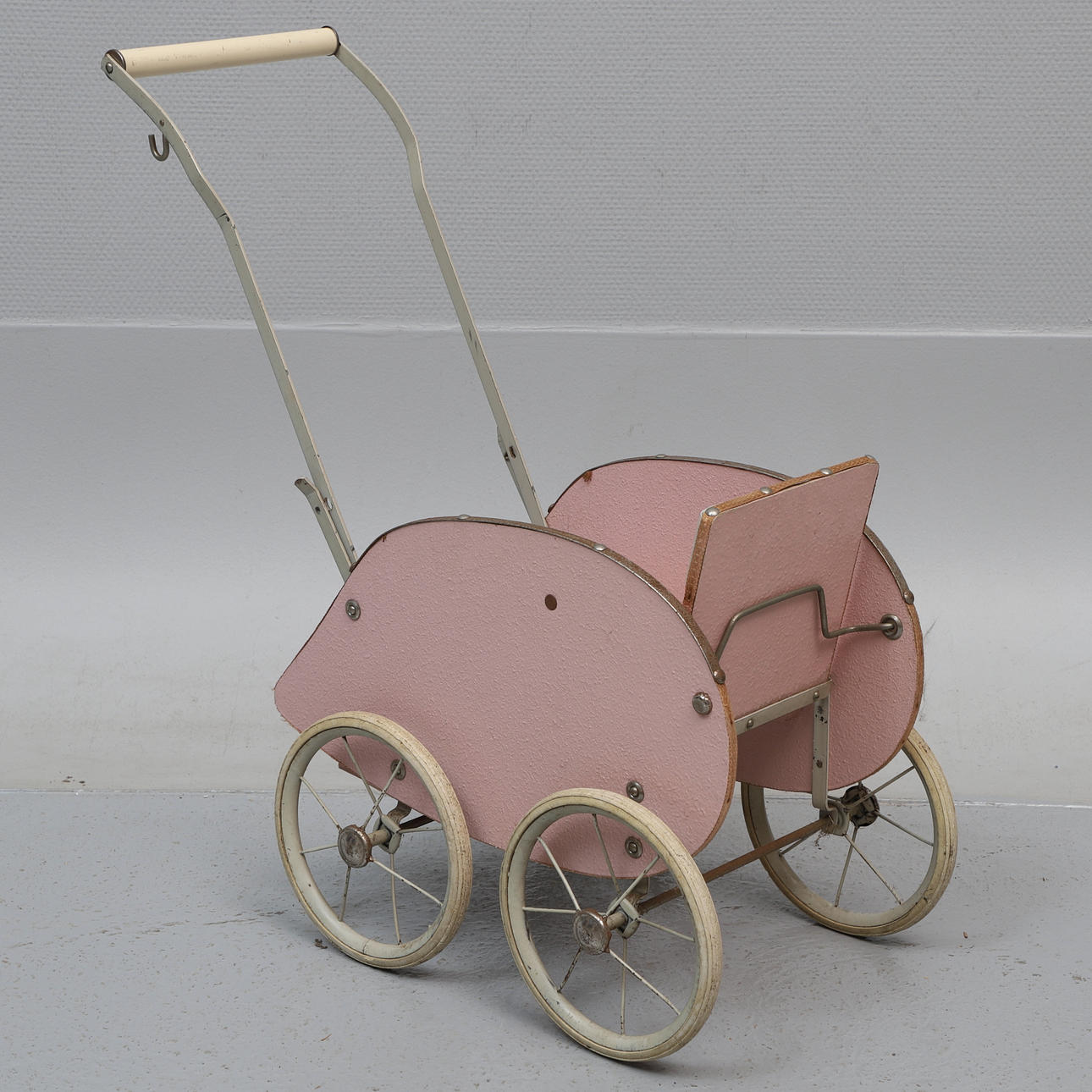 DOLL CARRIAGE, sitting carriage, 1940s/50s.