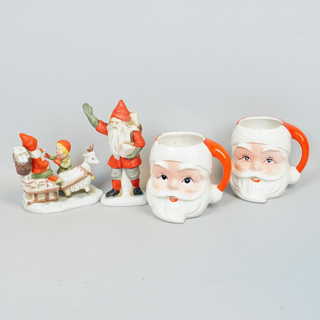 TOMTEMUGGAR, 2 st samt TOMTEFIGURINER, 2 st.