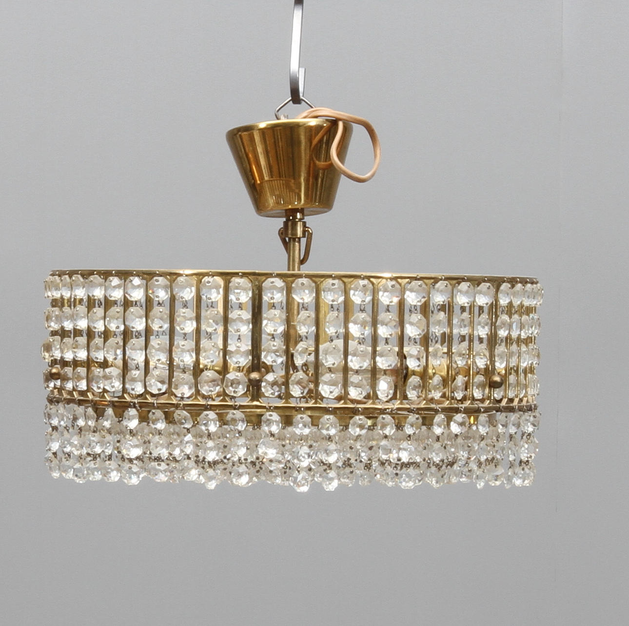 TAKLAMPA, behängd med prismor, 1900-tal.