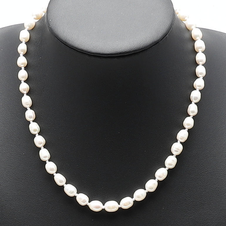 ETT STRÄNG SÖTVATTENSPÄRLOR.