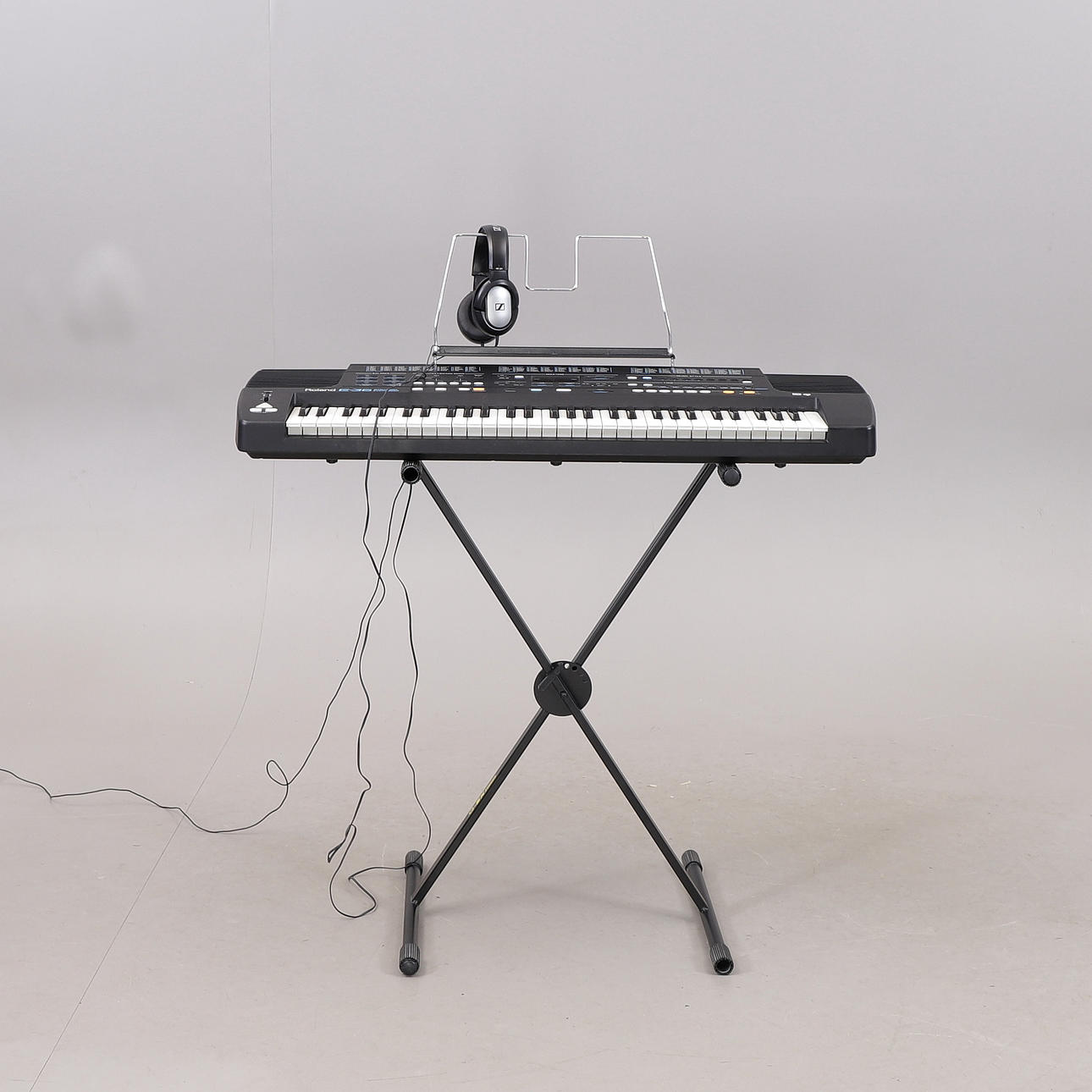 TECLADO, Roland E-36, años 90.