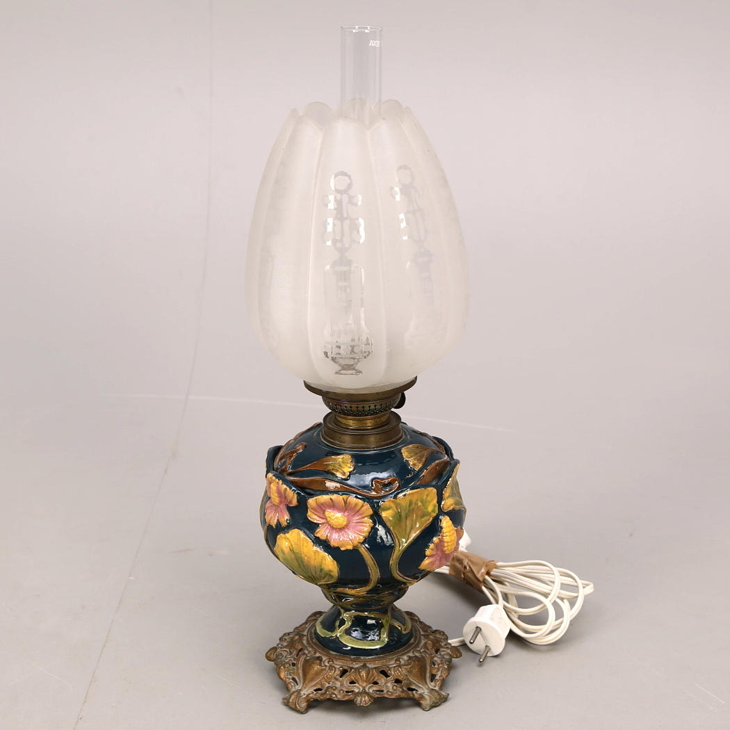 BORDSARMATUR, bordsfotogenlampa, majolika, 1800-/1900-tal, senare elektrifierad.