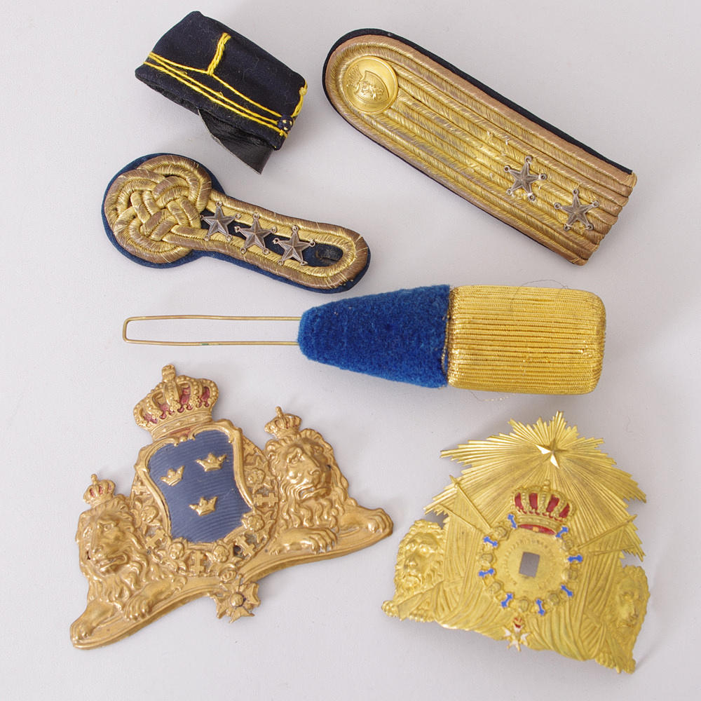 SVENSK MILITARIA, 2 mössplåtar, pompom, 2 axelklaffar samt minimössa.