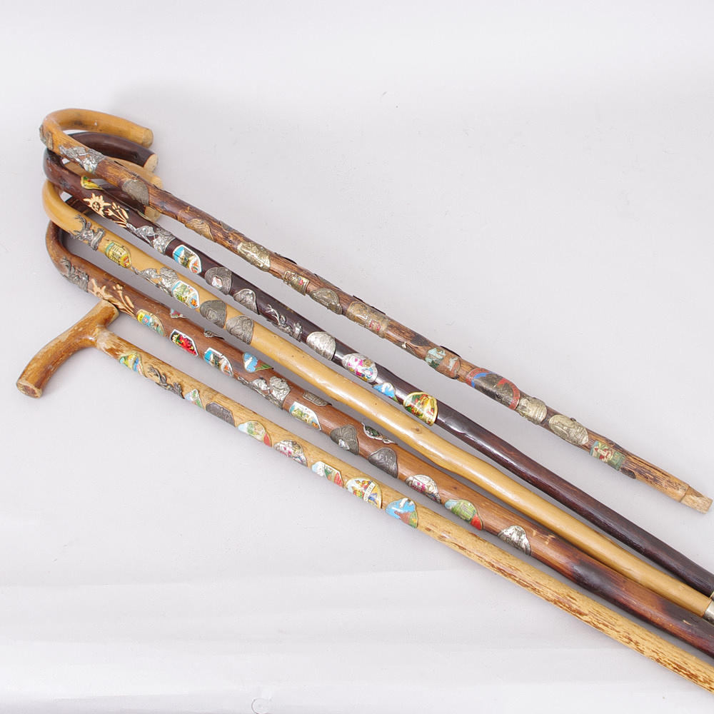 VANDRINGSKÄPPAR, 5 stycken med olika emblem, 1930/1940-tal.