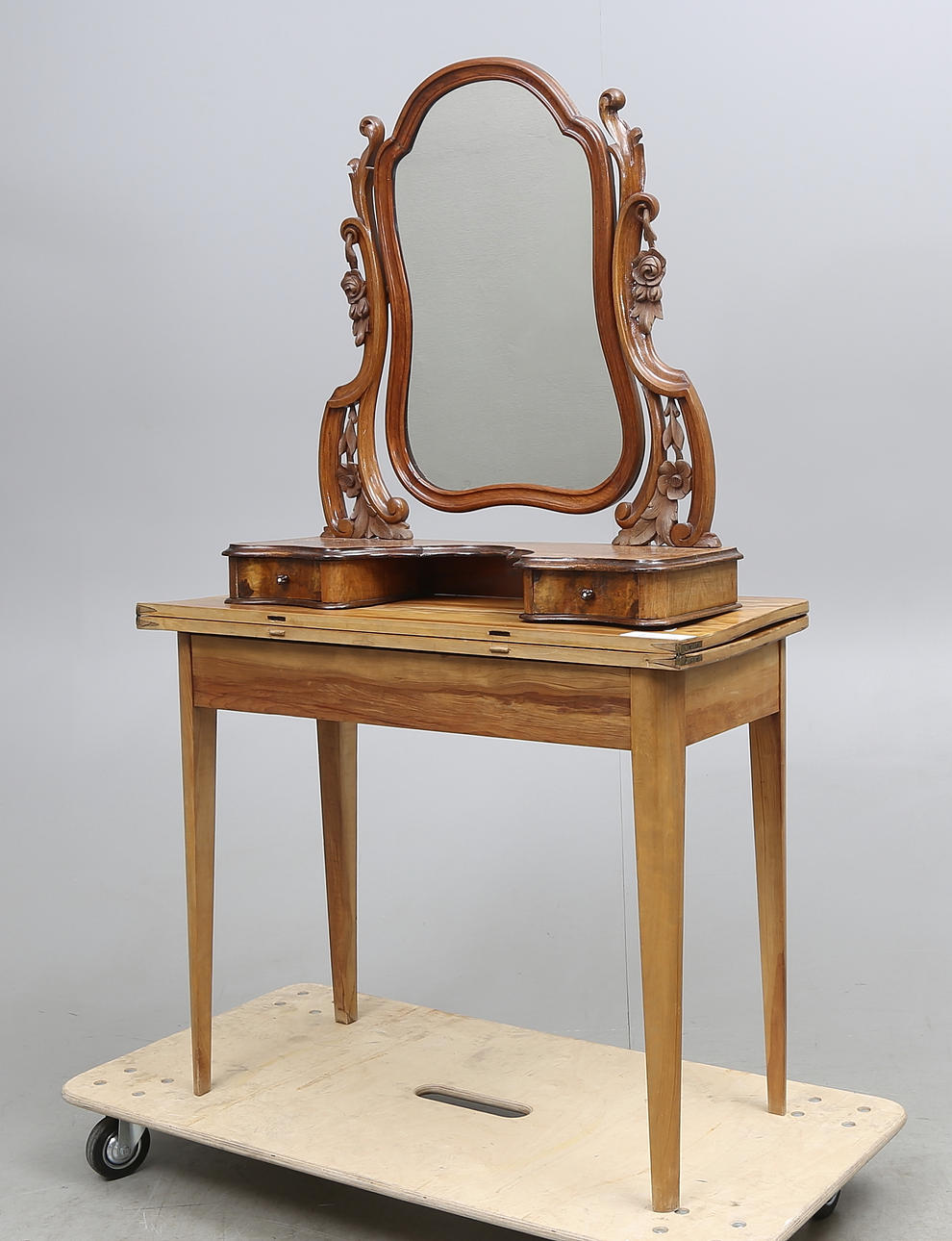 SPELBORD och BYRÅSPEGEL, omkring 1900.