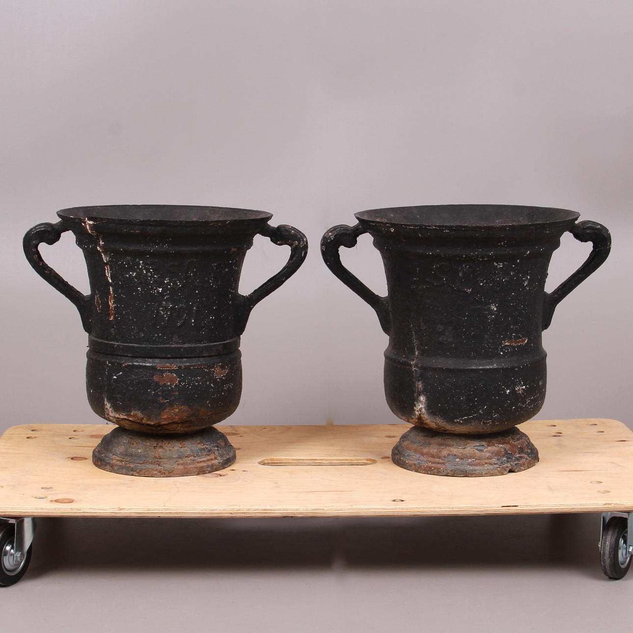 GJUTJÄRNSURNOR, ett par, Hellefors, 1791.