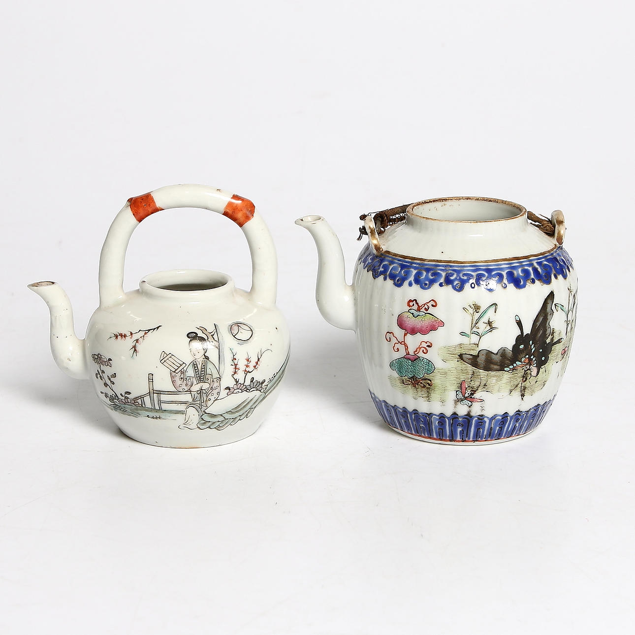 TEKANNOR, 2 st, porslin, Qing-dynastin. Kina, 1800-tal.