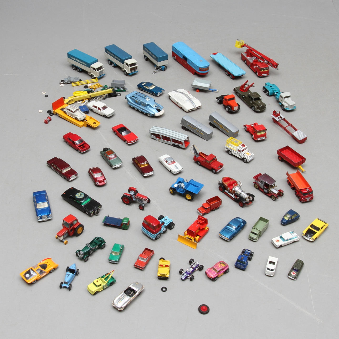 MODELLBILAR CORGI, TEKNO, DINKY TOYS, LESNEY, CORGI med flera. Cirka 70 delar.