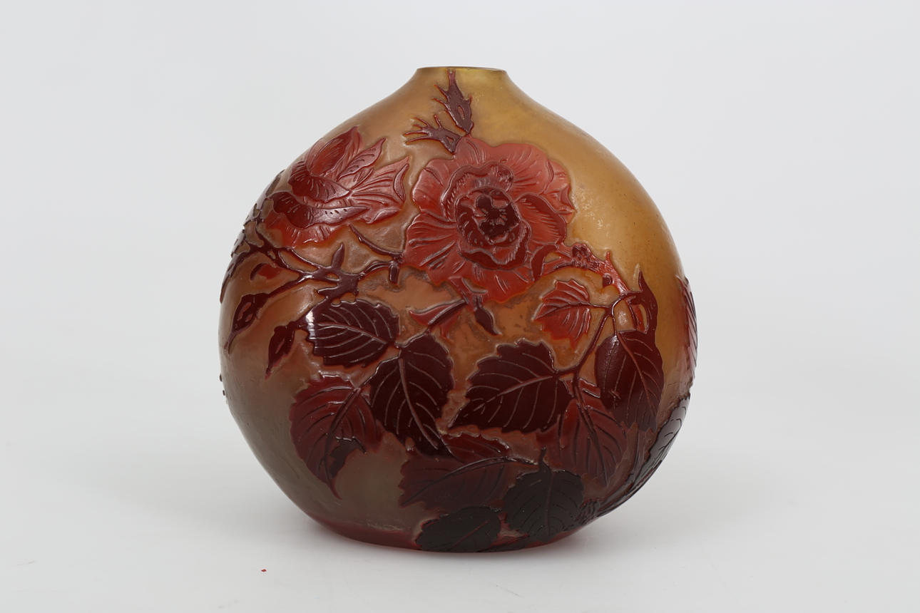 VAS, glas, överfång i vinrött, märkt Gallé.